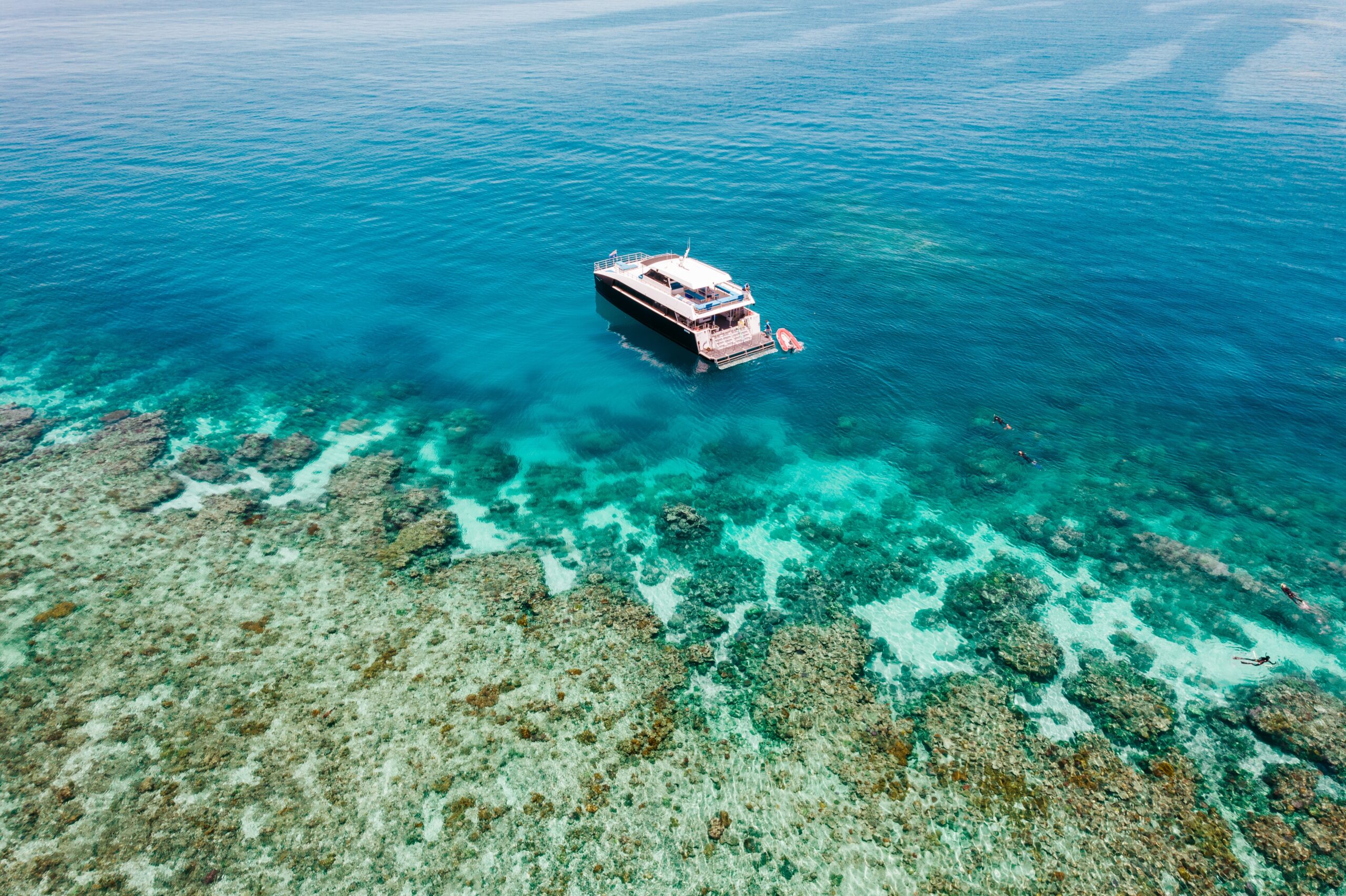 Tour,Boat,With,Divers,And,Snorkellers,On,The,Great,Barrier