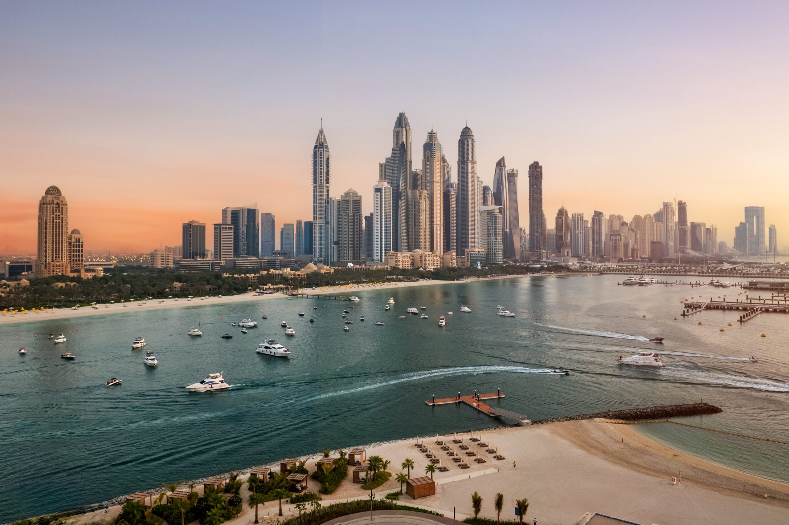 Dubai,Marina,Skyline,And,Luxury,Boats,And,Yachts,Moving,In
