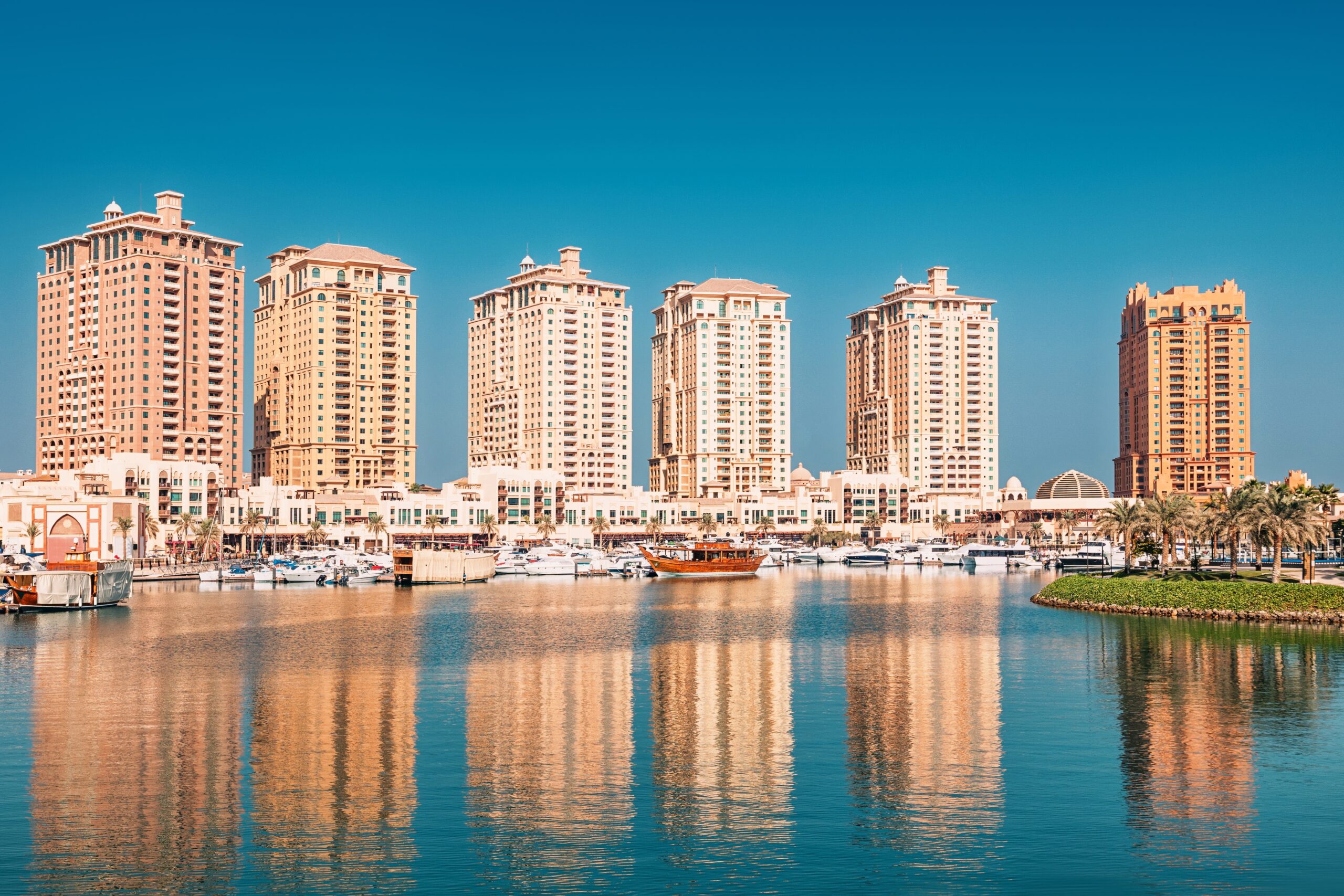 The,Pearl,Qatar,Porto,Arabia,Marina,With,Luxury,Yachts,And