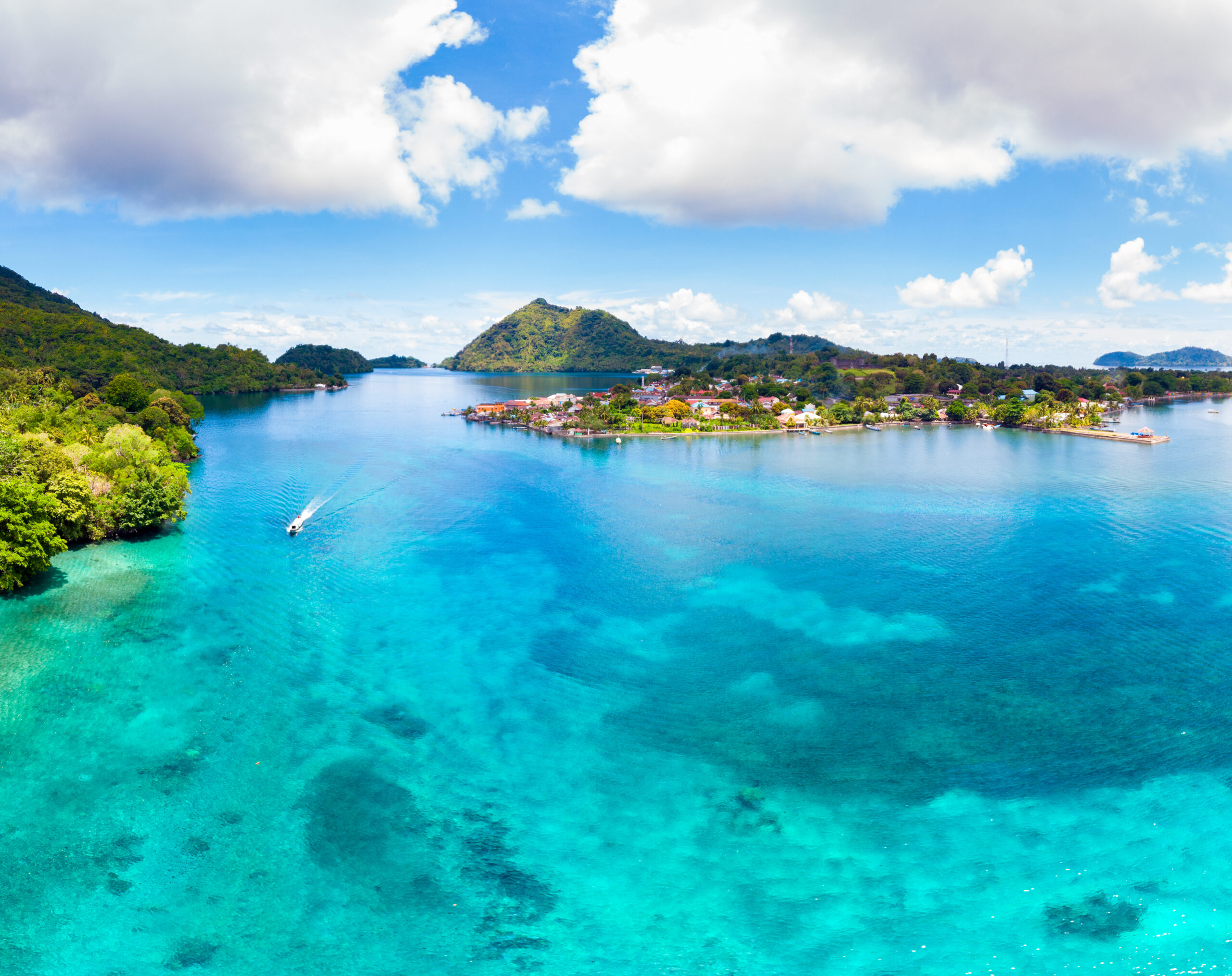 Aerial,View,Banda,Islands,Moluccas,Archipelago,Indonesia,,Pulau,Gunung,Api,