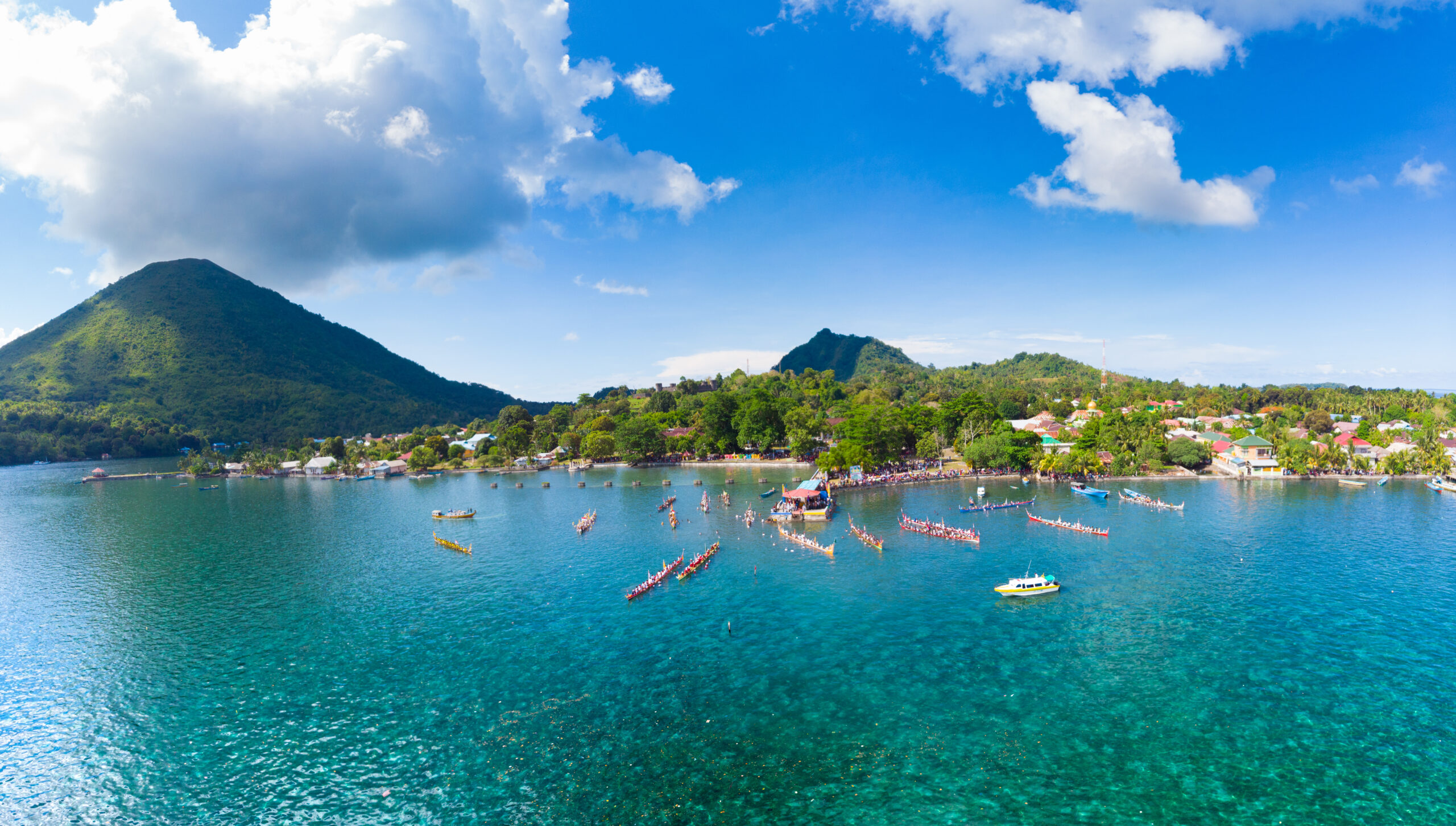 Aerial,View,Banda,Islands,Moluccas,Archipelago,Indonesia,,Pulau,Gunung,Api,