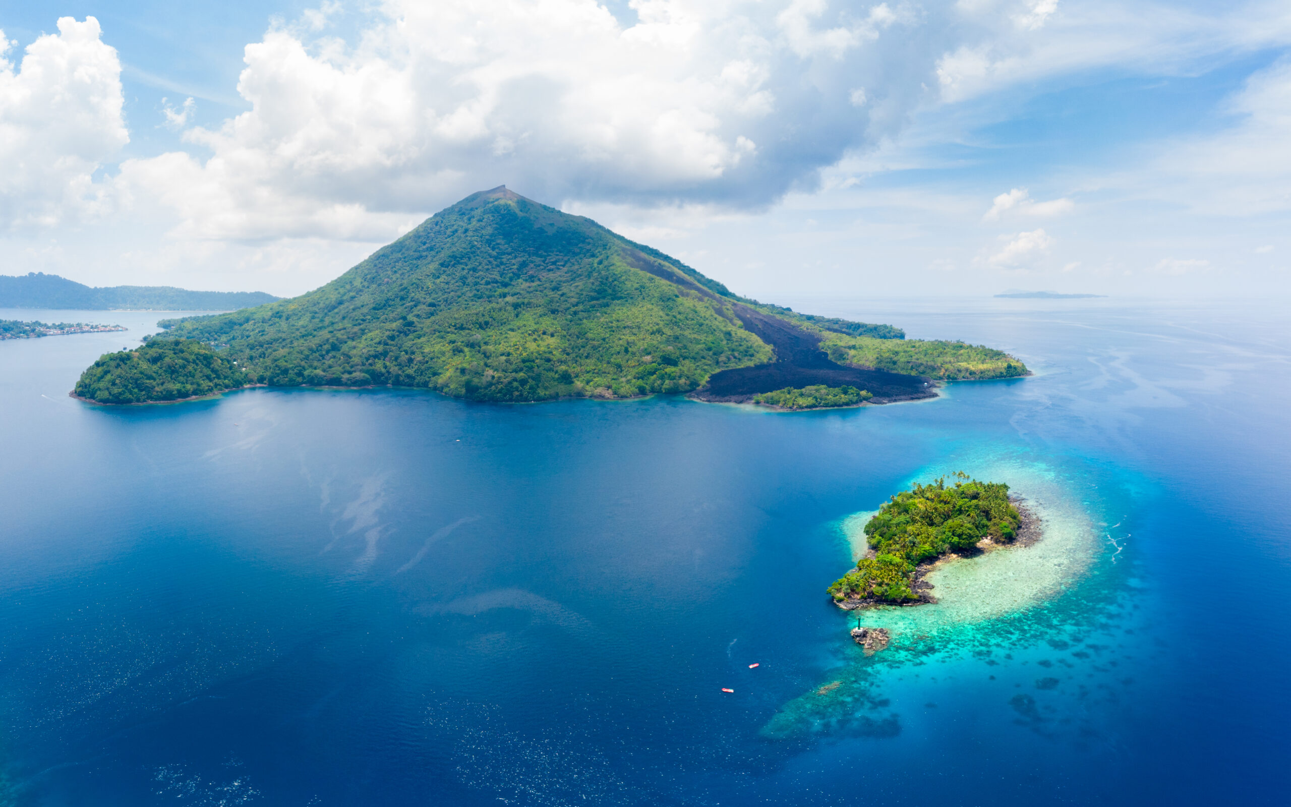 Aerial,View,Banda,Islands,Moluccas,Archipelago,Indonesia,,Pulau,Gunung,Api,