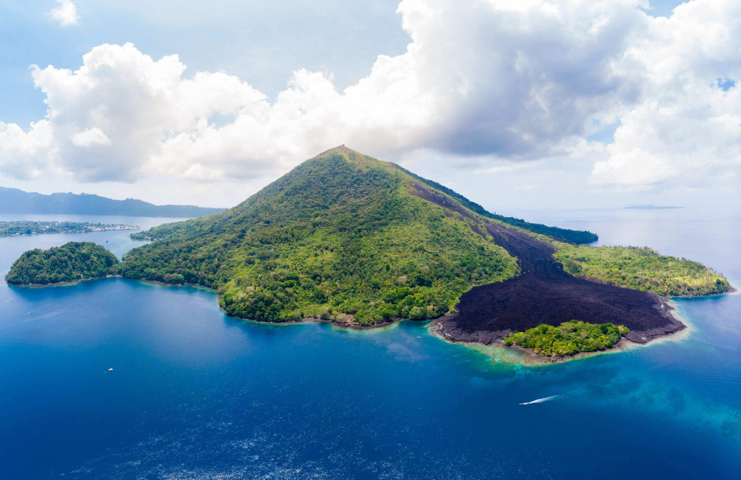 Aerial,View,Banda,Islands,Moluccas,Archipelago,Indonesia,,Pulau,Gunung,Api,