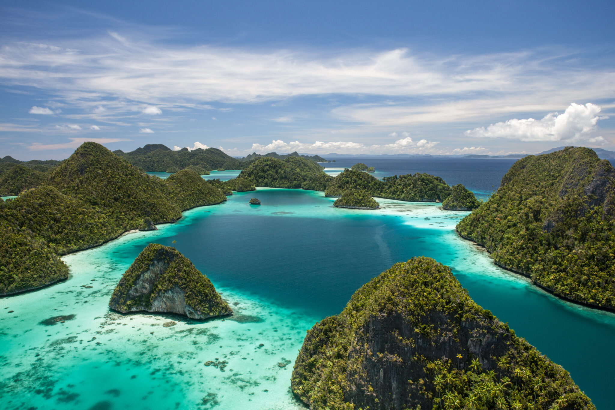 Limestone,Islands,Rise,From,A,Gorgeous,Lagoon,In,Wayag,,Raja