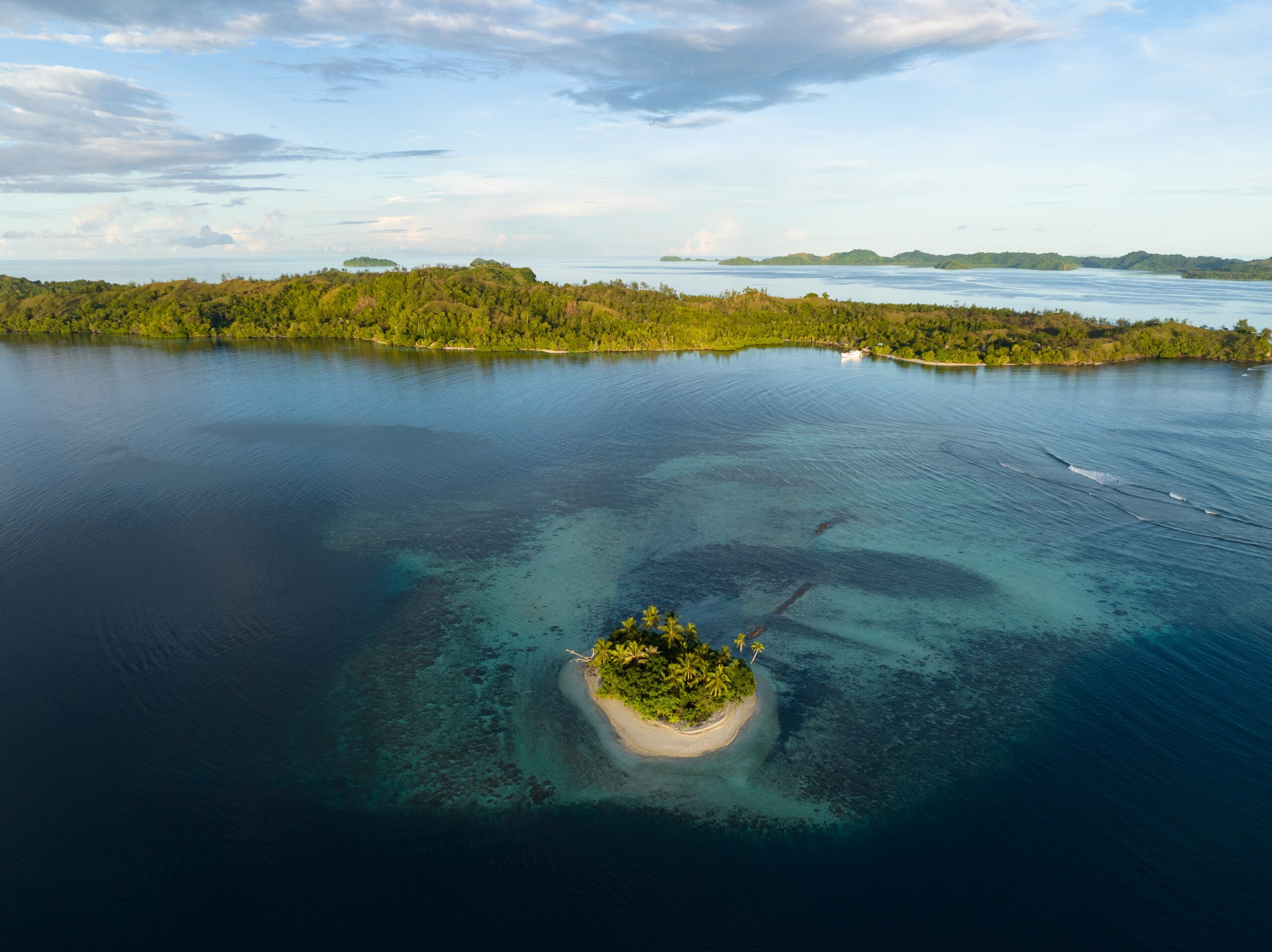 A,Beautiful,Coral,Reef,Surrounds,A,Scenic,Island,In,The