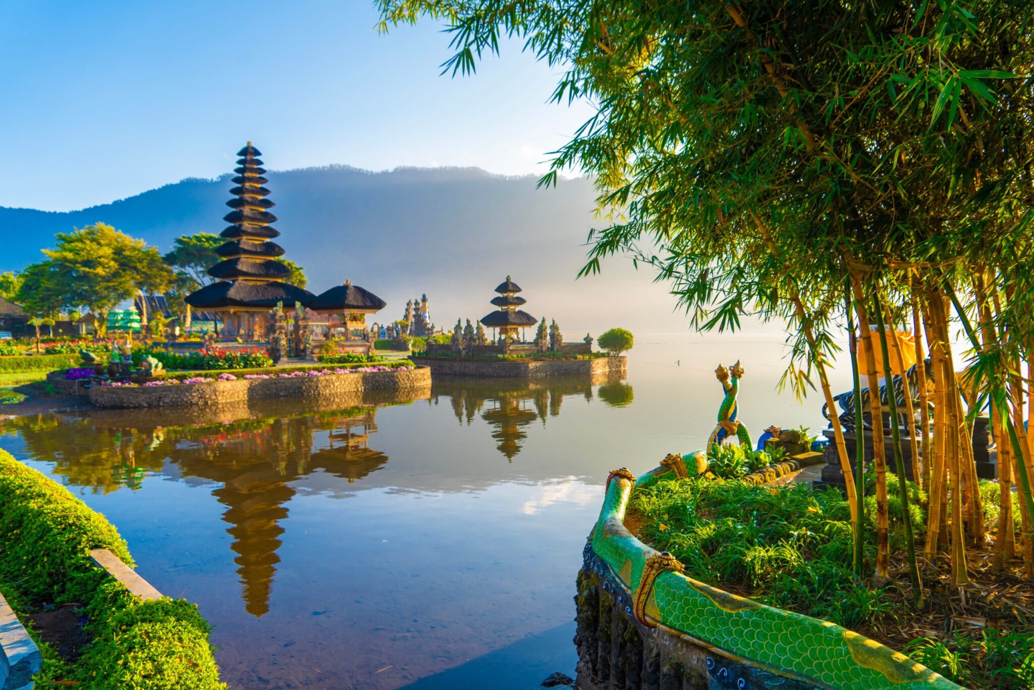 Ulun,Danu,Temple,Bratan,Lake,In,The,Morning,At,Bedugul,