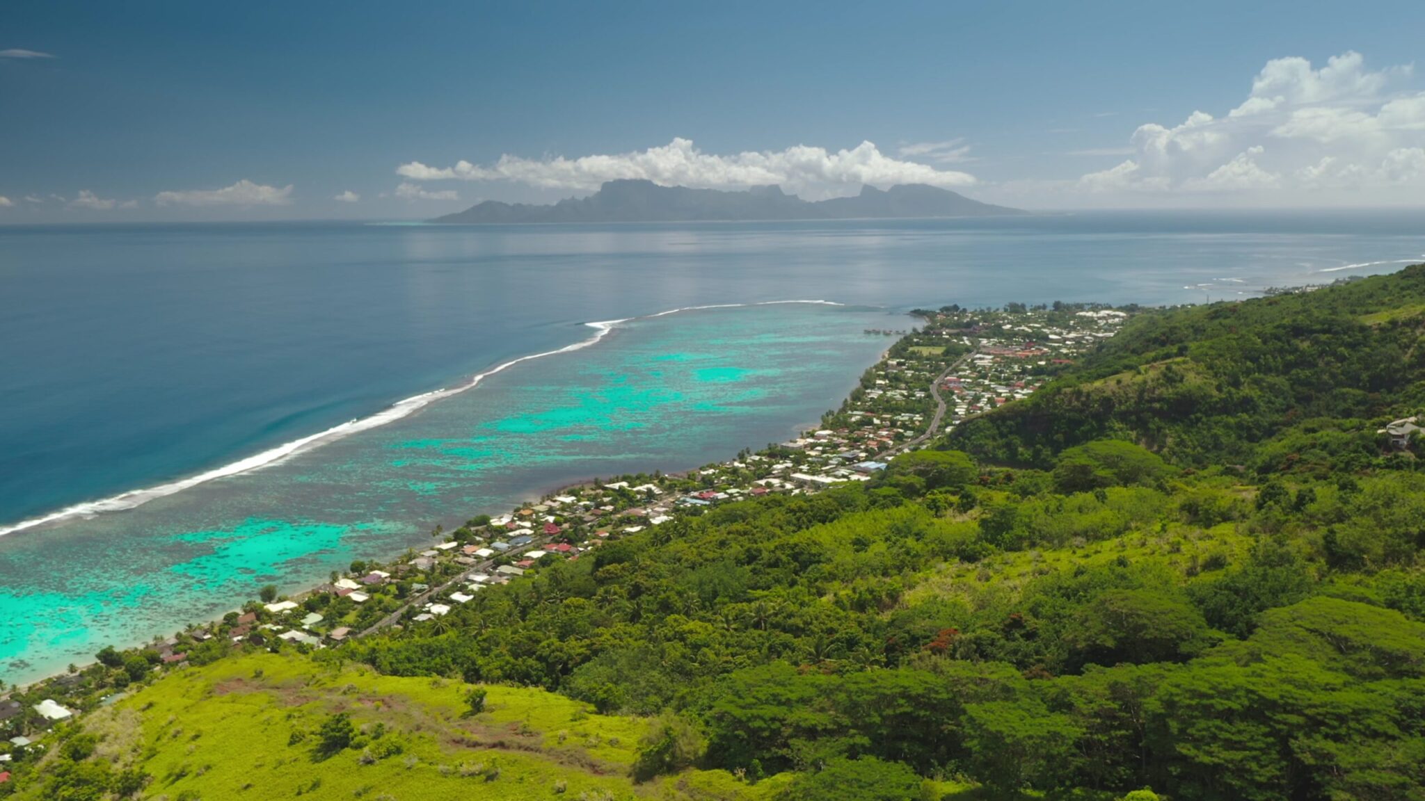 Stunning,Beauty,Of,Tahiti,Island,Hills,Covered,By,Lush,Green