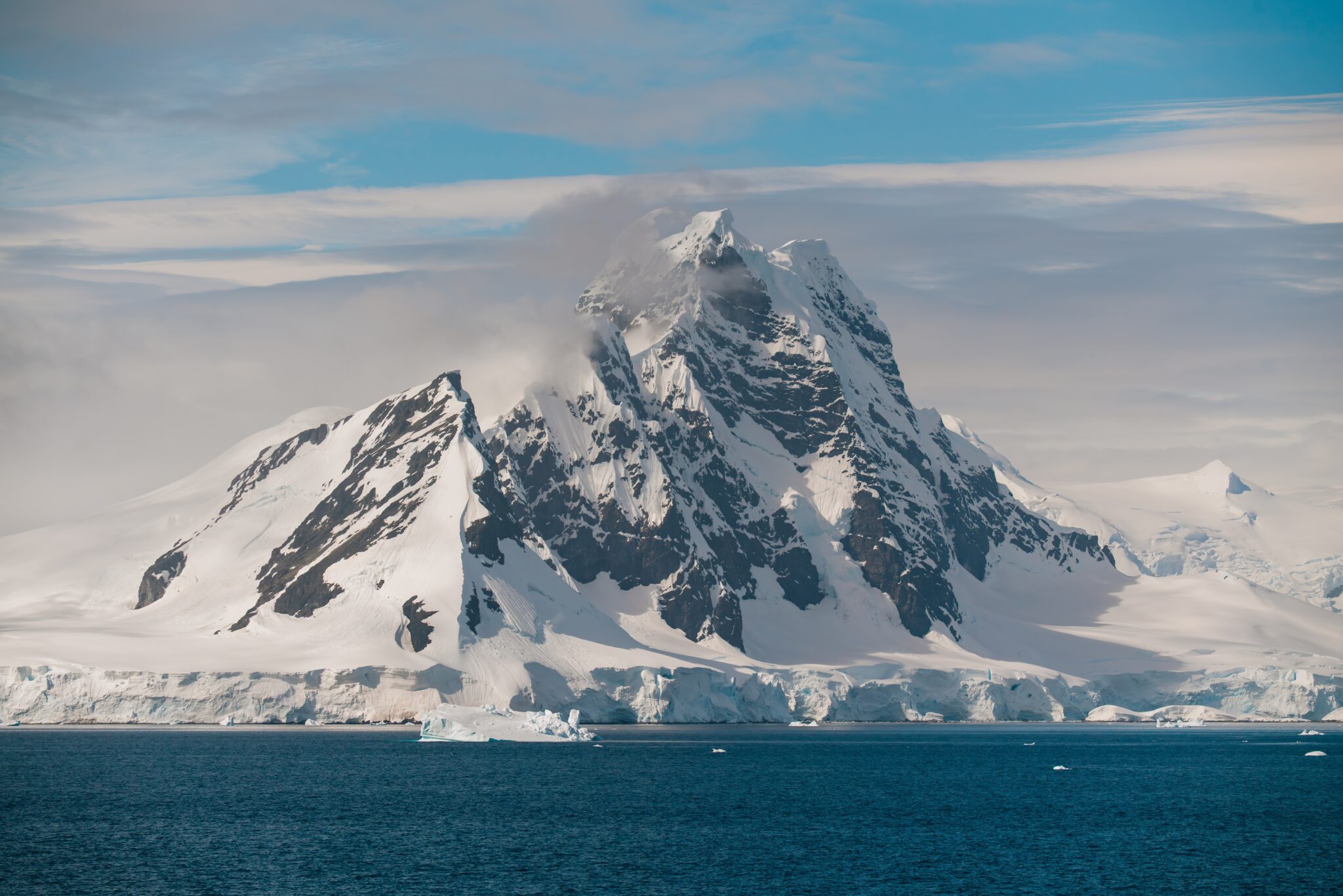 Antarctica,Stunning,Mountain,Peak,Covered,In,Snow,And,A,Lone
