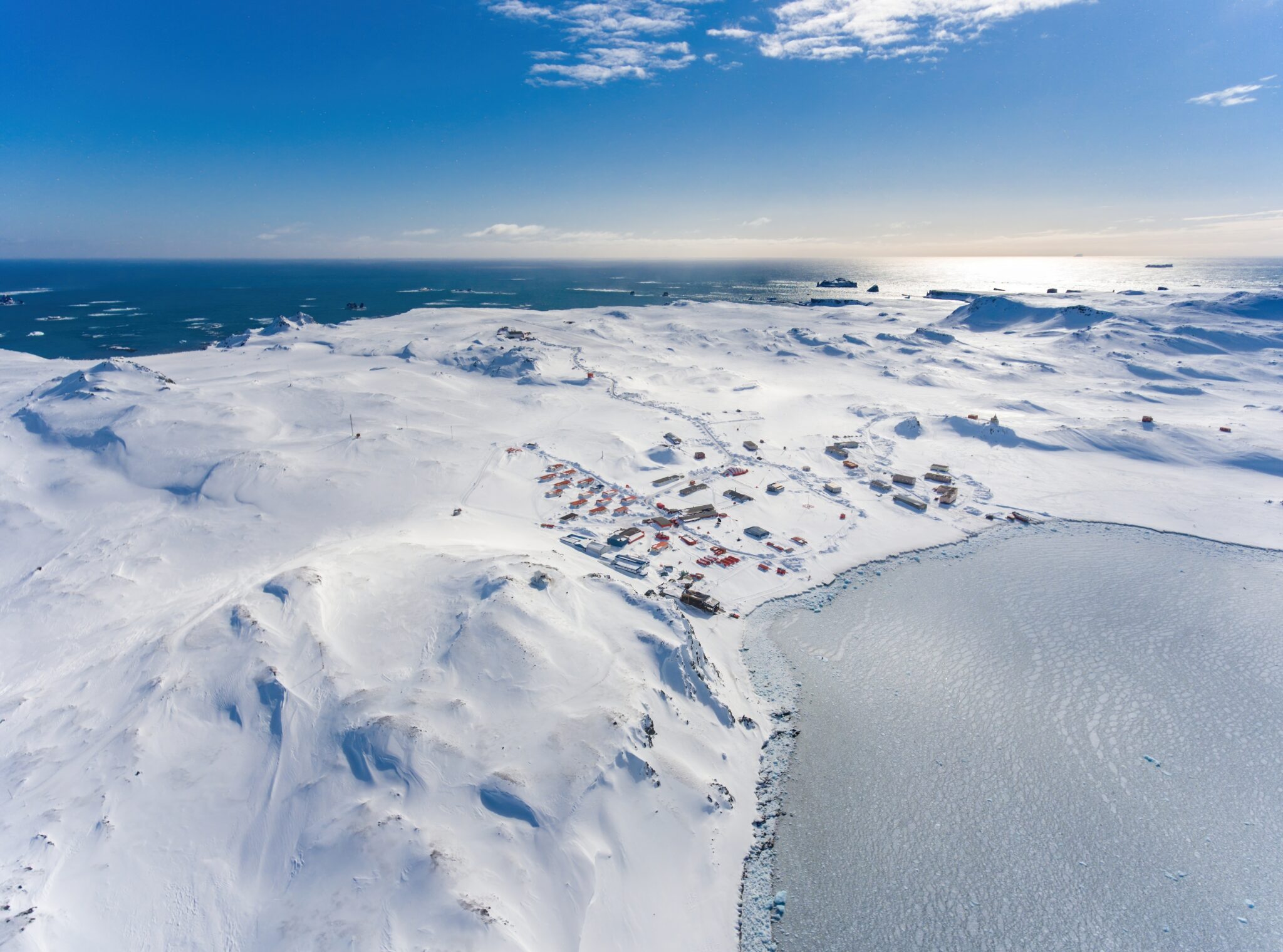 Frozen,Ardley,Cove,And,Research,Station,king,George,Island,southern,Ocean,antarctica