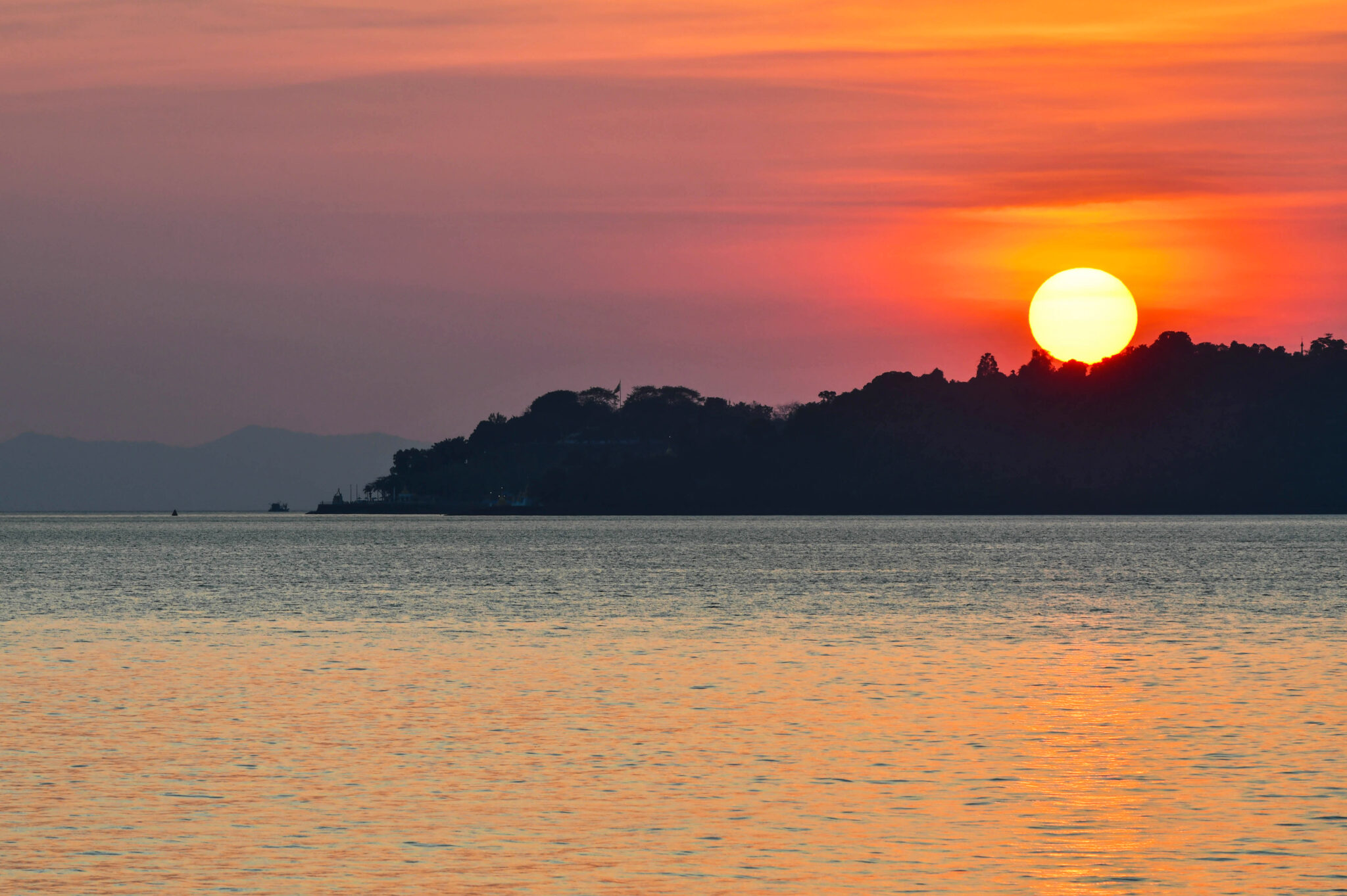 Beautiful,Silhouette,Sunset,Of,The,Mountain,Behind,Is,Kawthaung,Of