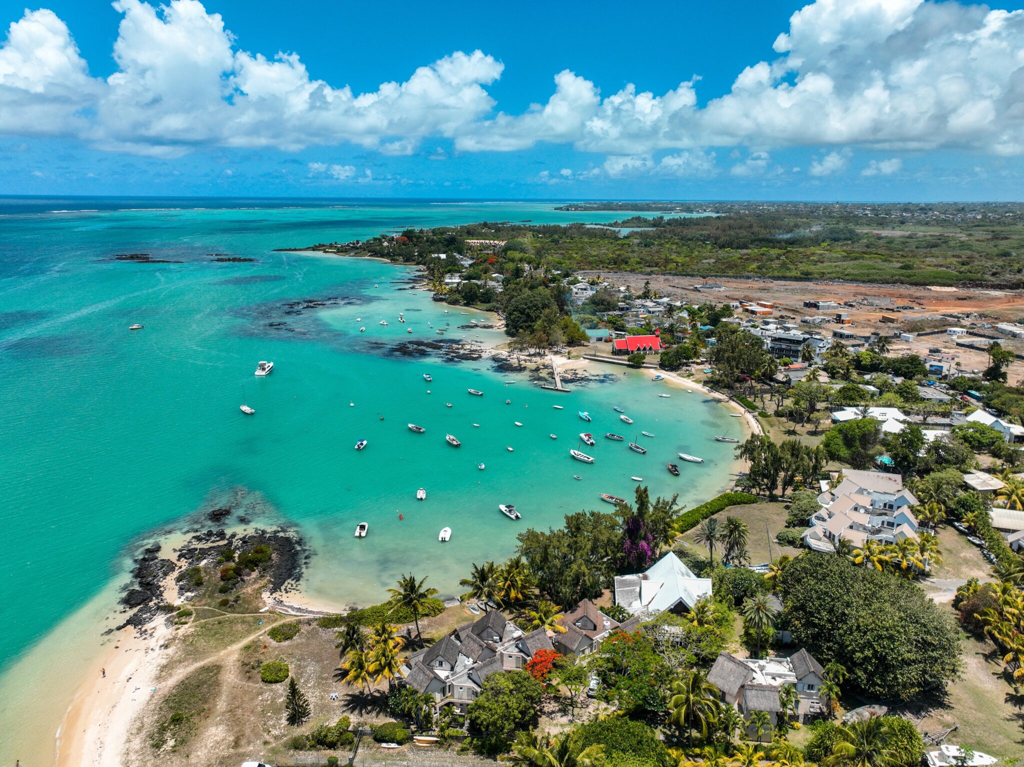 Colorful,Buildings,And,Boats,Along,A,Vivid,Blue,Bay,In