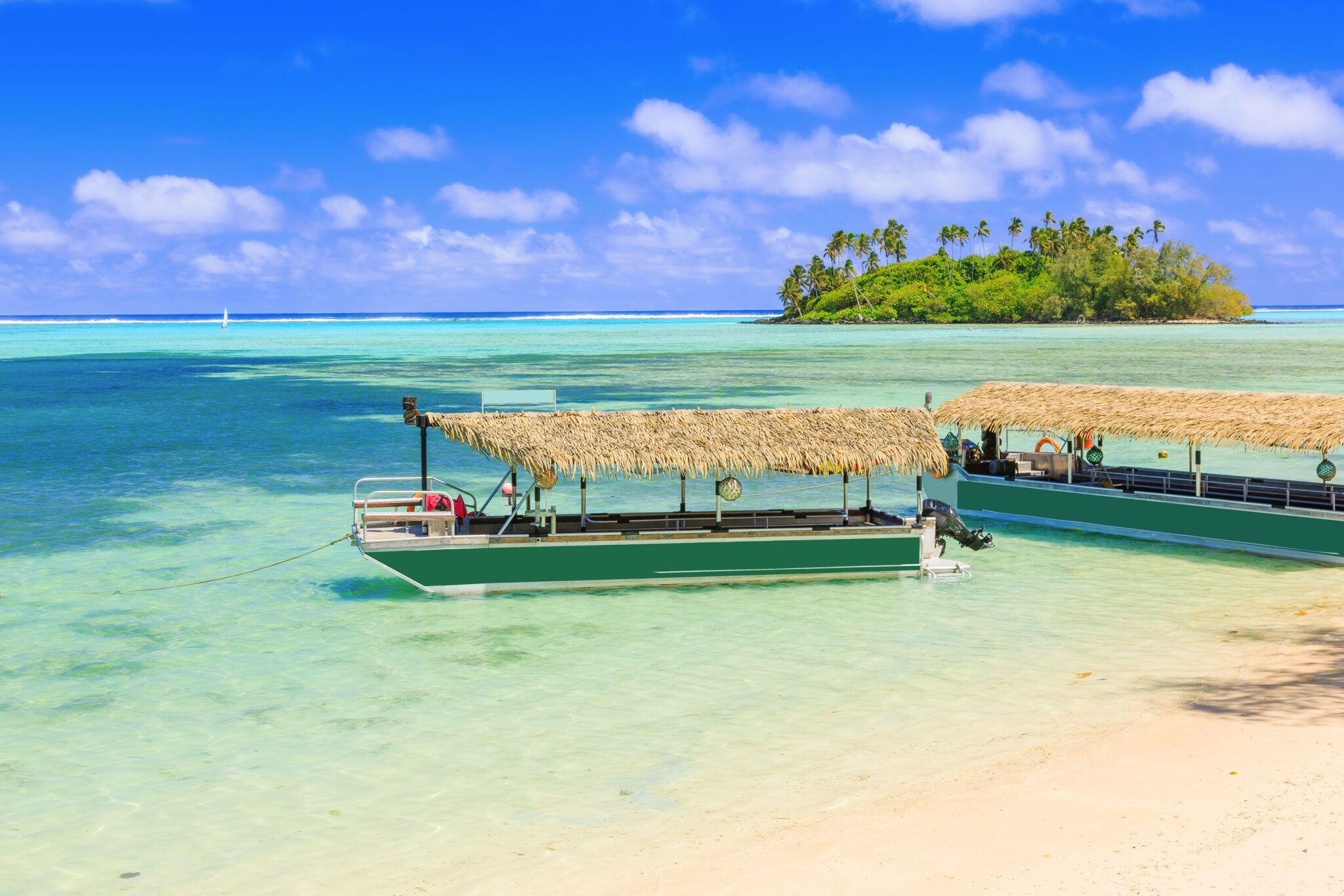 Rarotonga,,Cook,Islands,Beach,With,Boats,Over,Tropical,Water,At