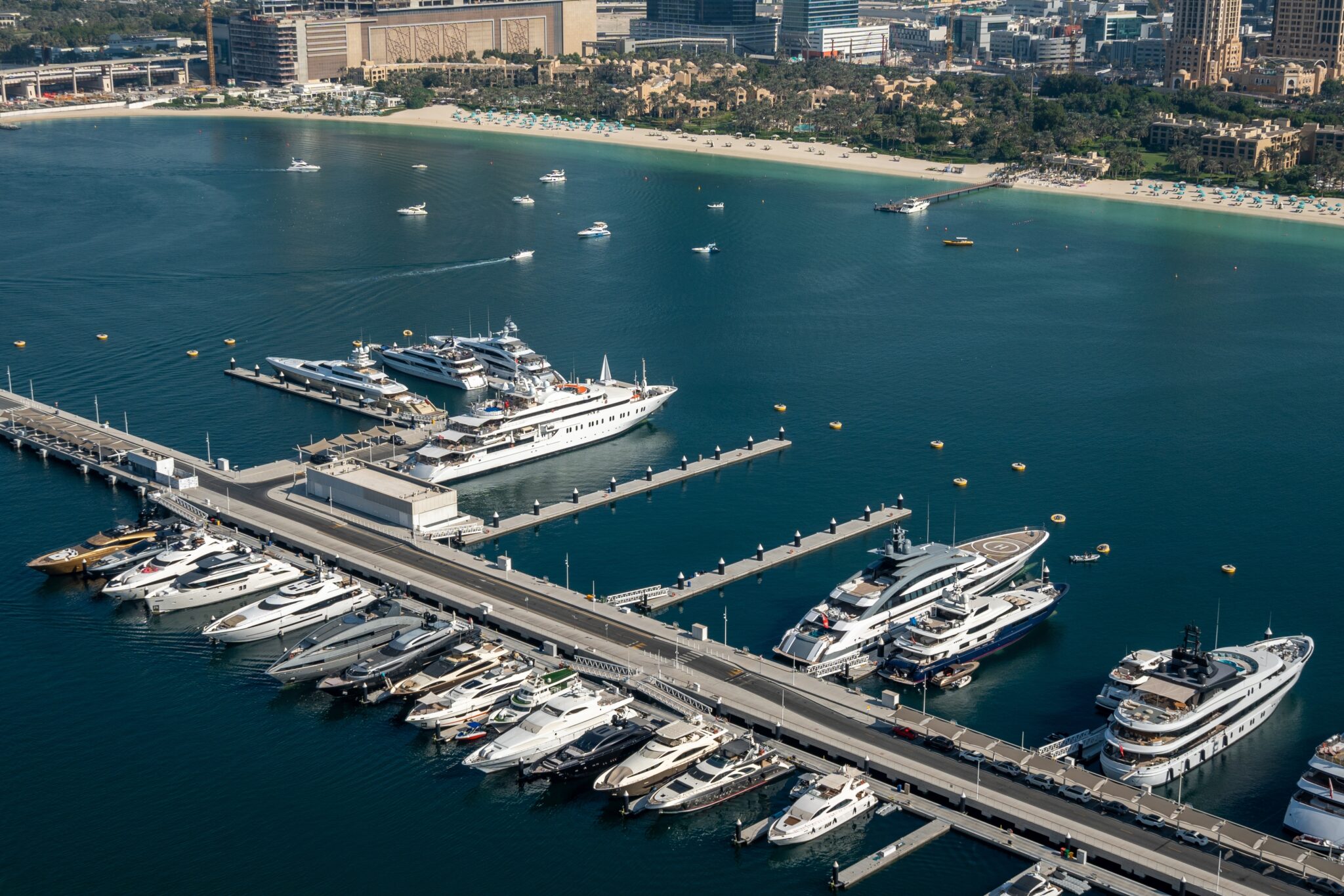 Luxury,Yachts,At,Dubai,Harbour,,Bay,Marina.,Blue,Water,And