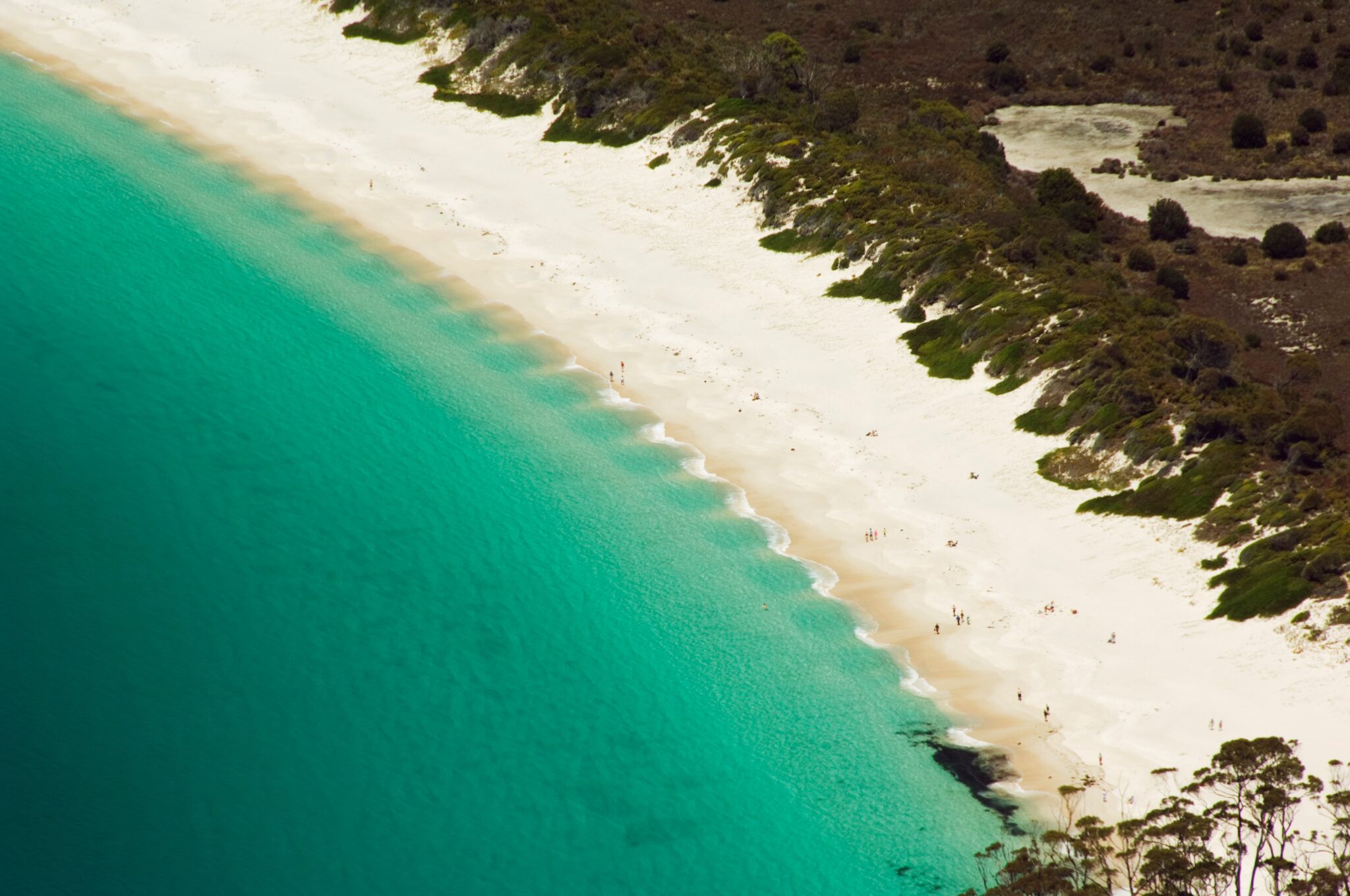Wave,Patterns,On,The,White,Sand,Beach,Of,Wineglass,Bay,