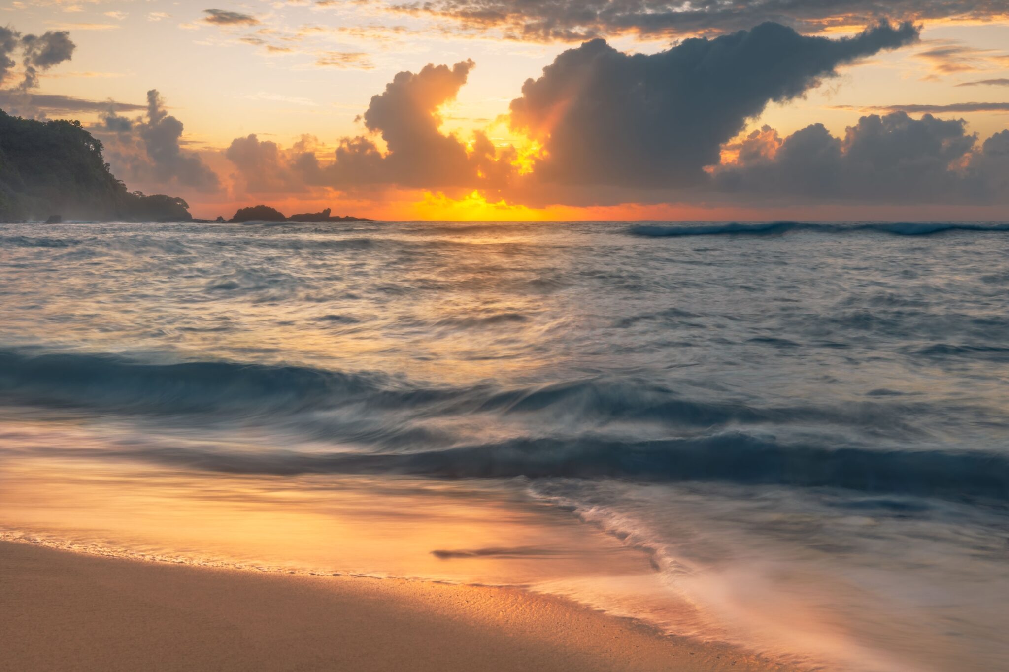 Beautiful,Sunset,With,Pristine,Beach,In,American,Samoa