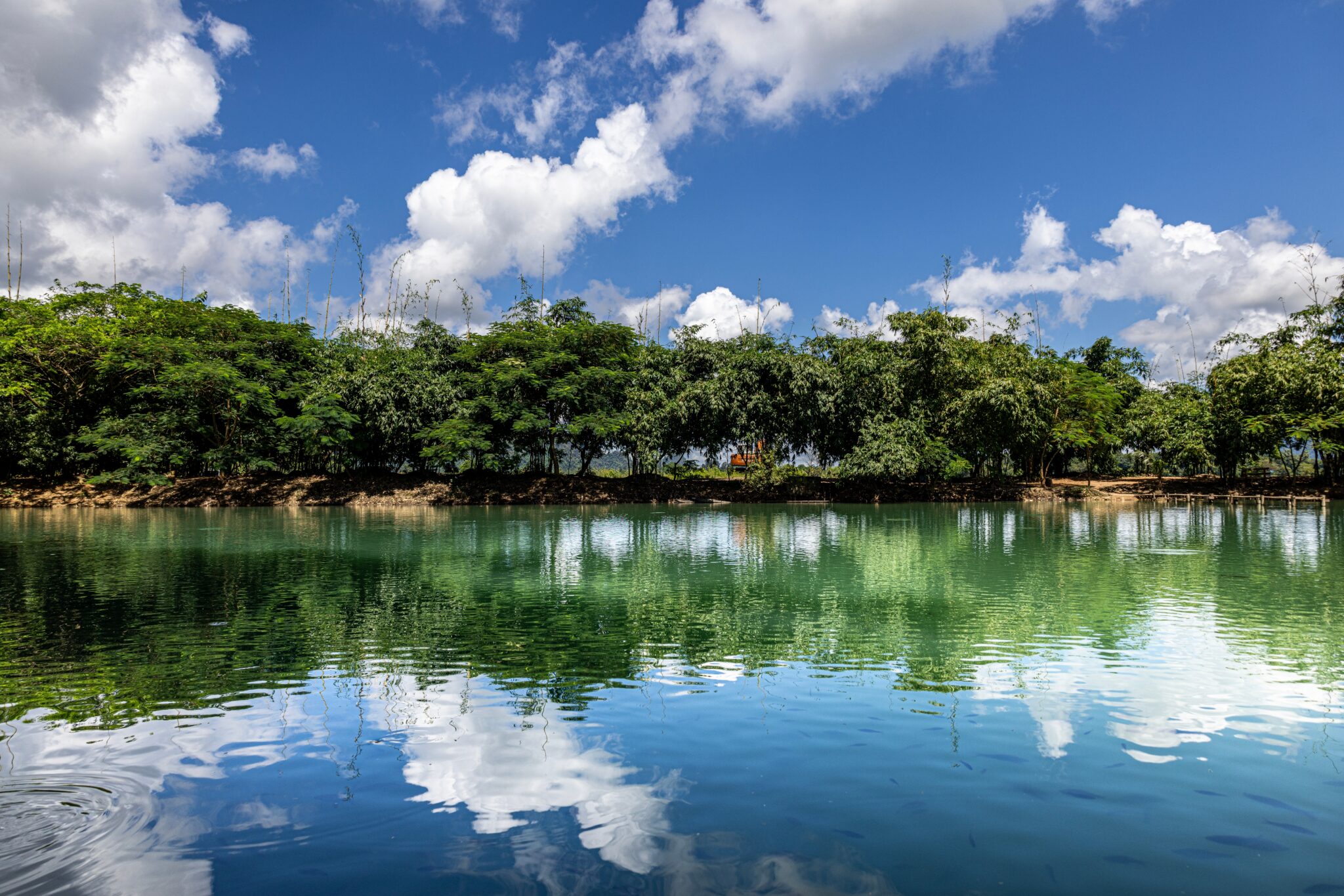 White,Clouds,Float,In,The,Sky,,Reflecting,Beautifully,On,The