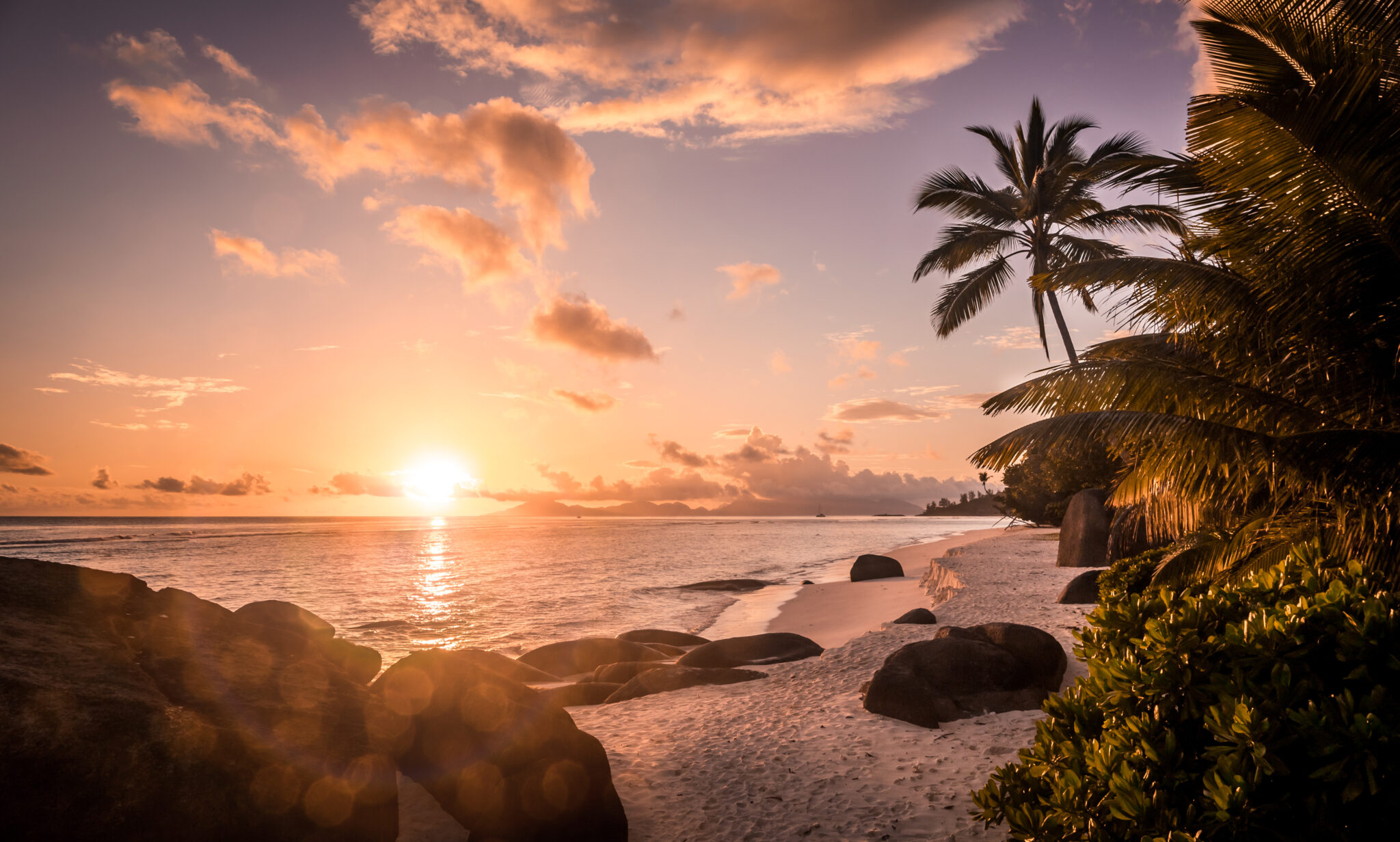 Amazing,Sunrise,On,Silhouette,Island,,Seychelles