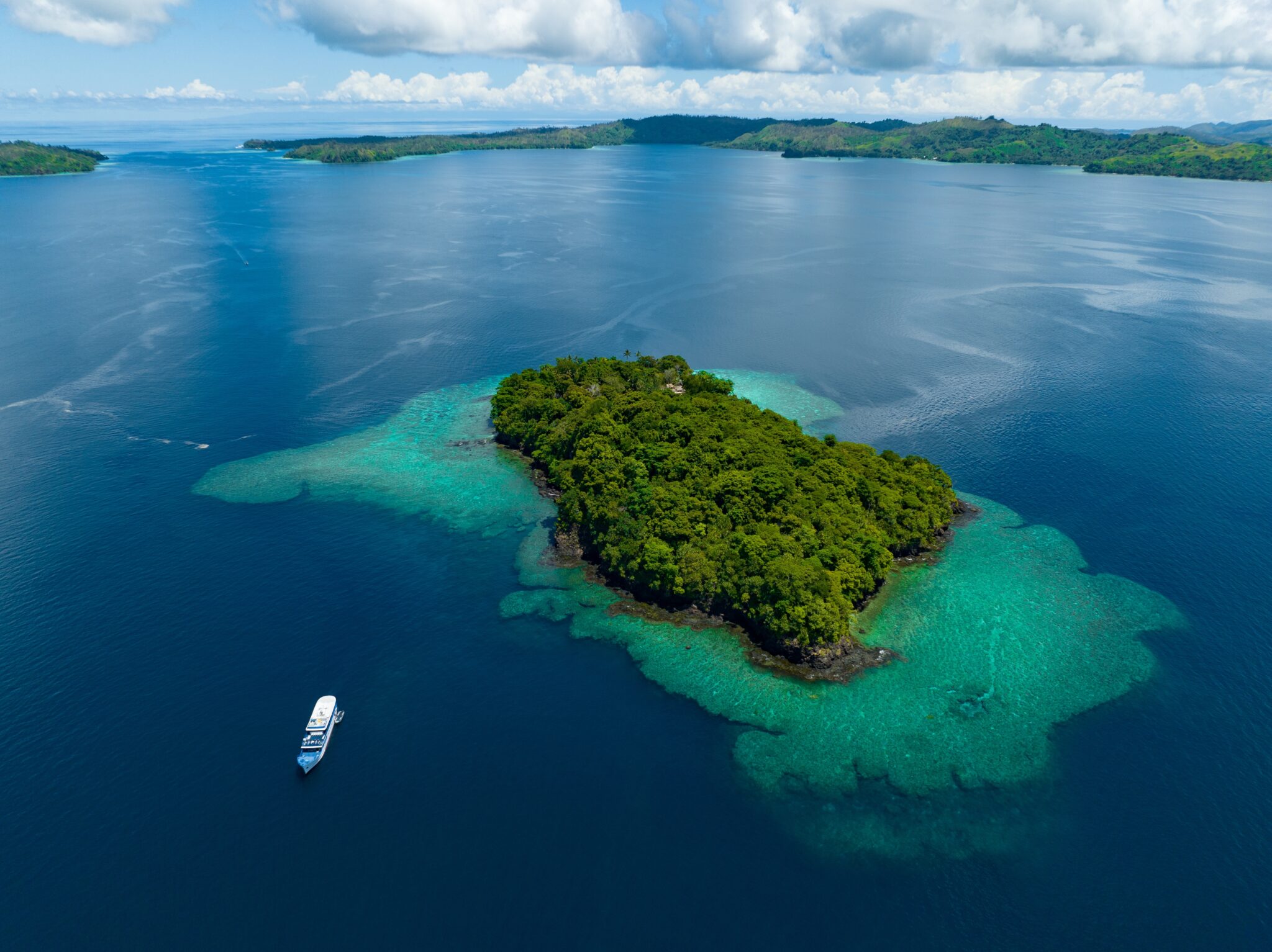 A,Beautiful,Coral,Reef,Surrounds,A,Scenic,Island,In,The