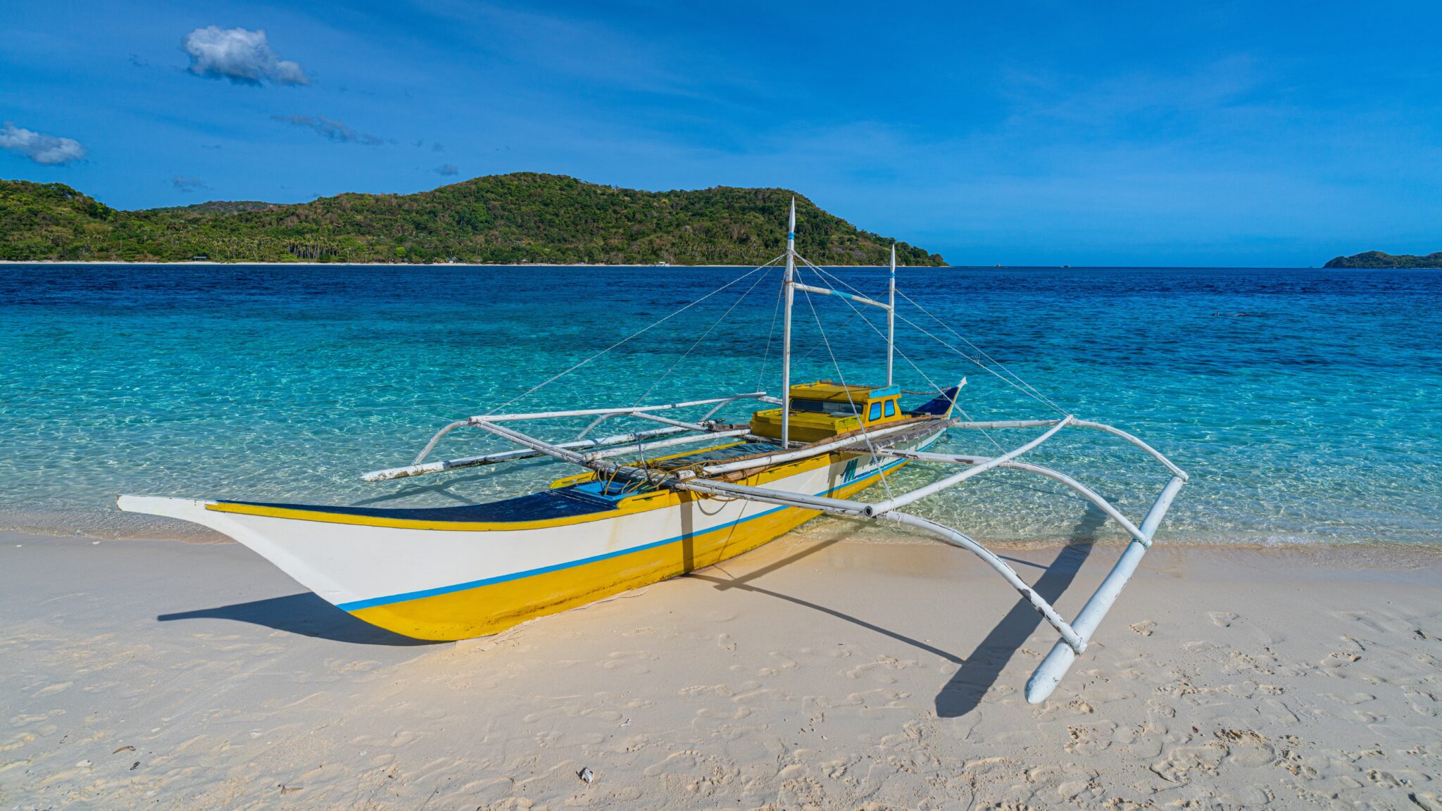 Traditional,Filipino,Bangka,Outrigger,Boat,On,Pristine,White,Sand,Beach