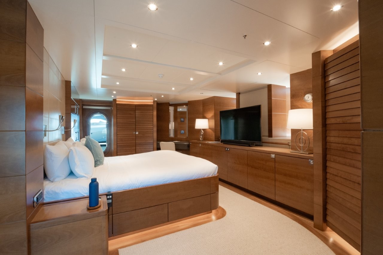 Luxury Master Stateroom onboard Beluga Charter Yacht.  Cairns luxury yacht charter YOTSPACE
