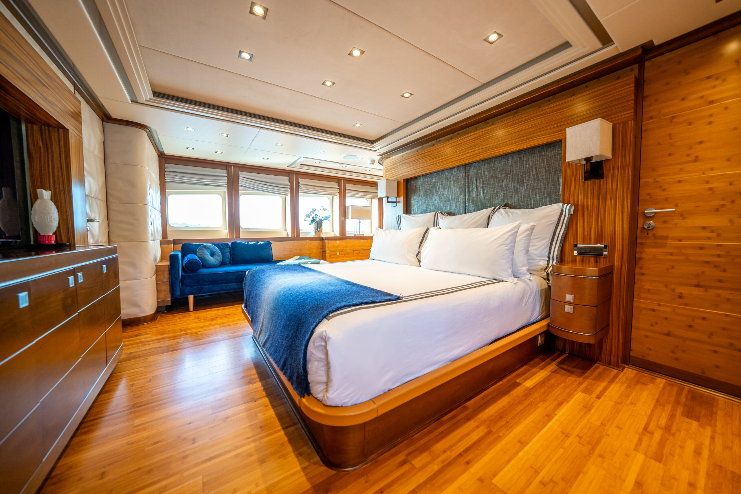 Superyacht Charters Whitsunday and Port Douglas | LUMIR