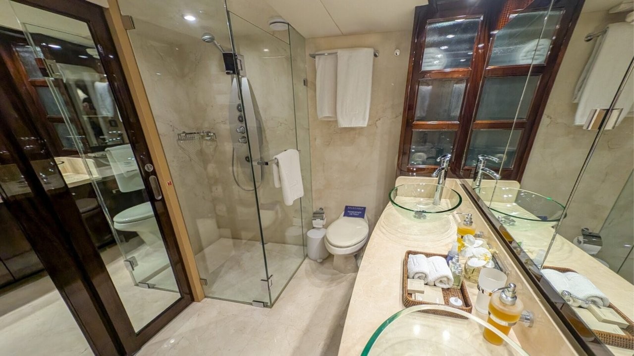 Master Ensuite Hamilton Island luxury charter yacht La Mar