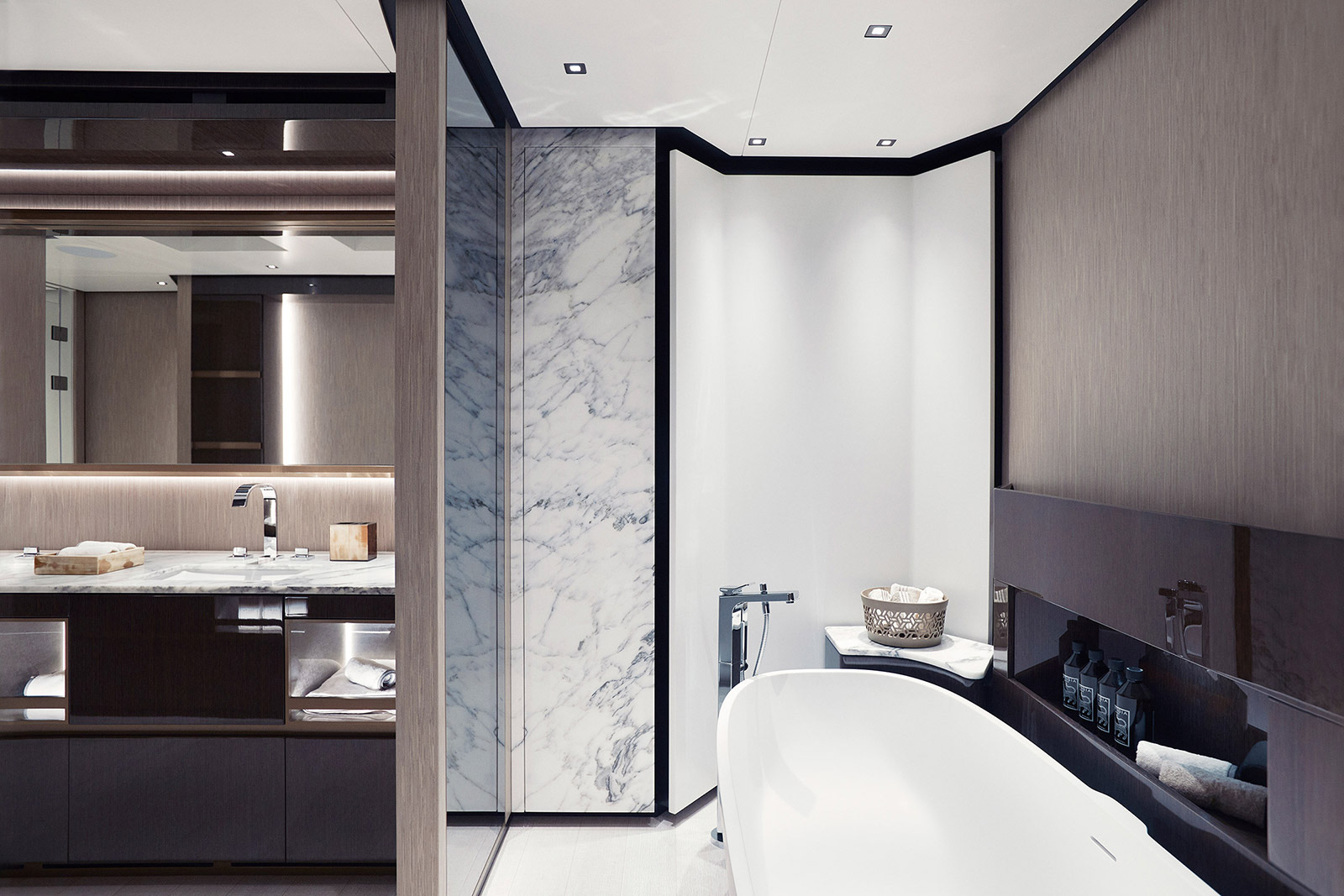 Master Ensuite with Bathtub - Luxury Charter Yacht Pazienza