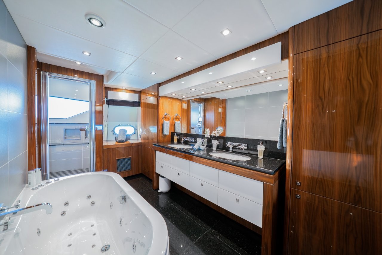 Master Ensuite with Bathtub - Superyacht Charter RASCAL 