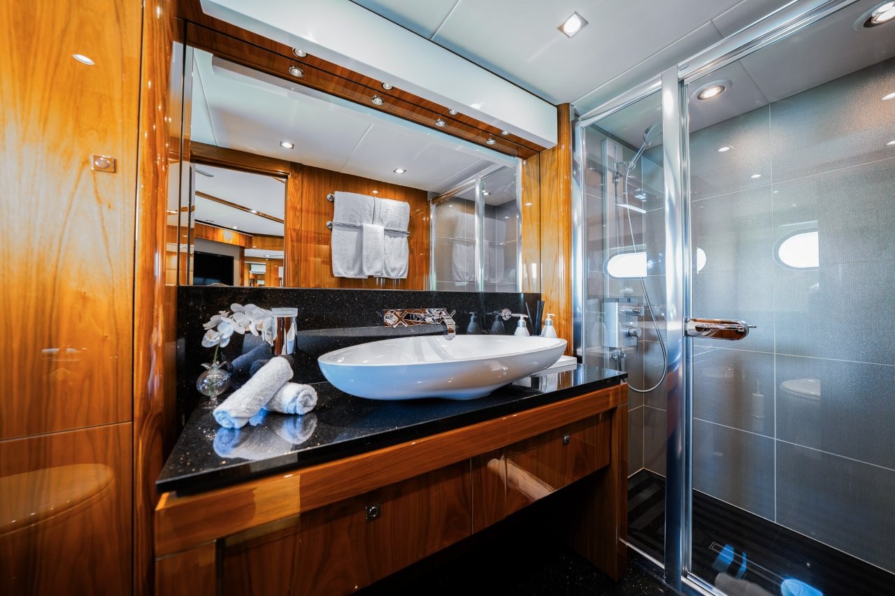 Ensuite - Luxury Charter Yacht Rascal