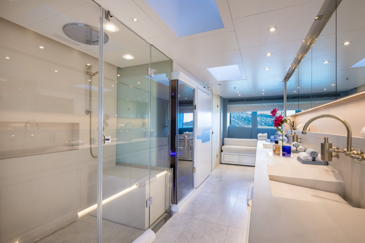 Master Ensuite Superyacht Mischief 
