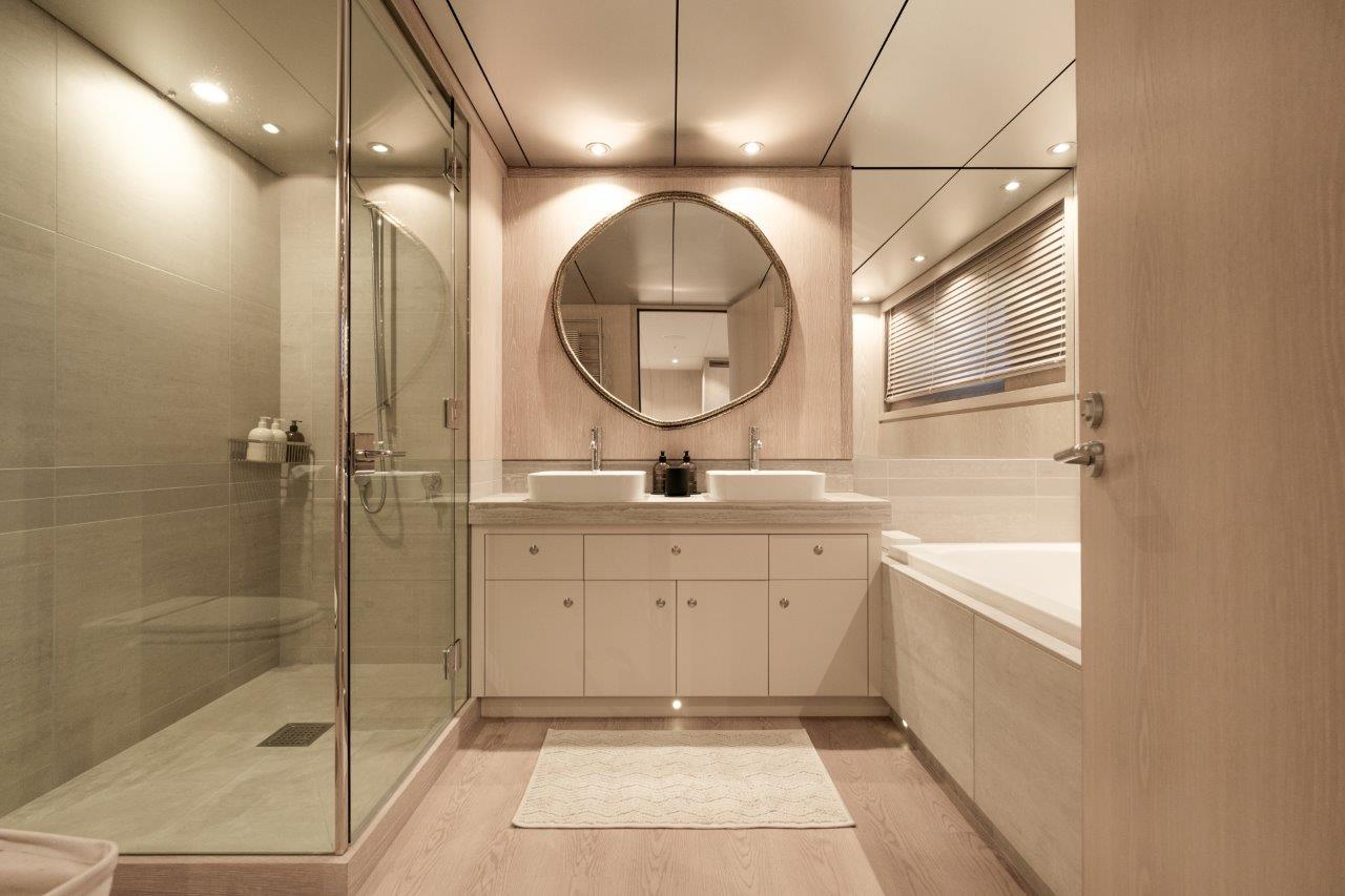 VIP Ensuite - Akiko Charter Yacht