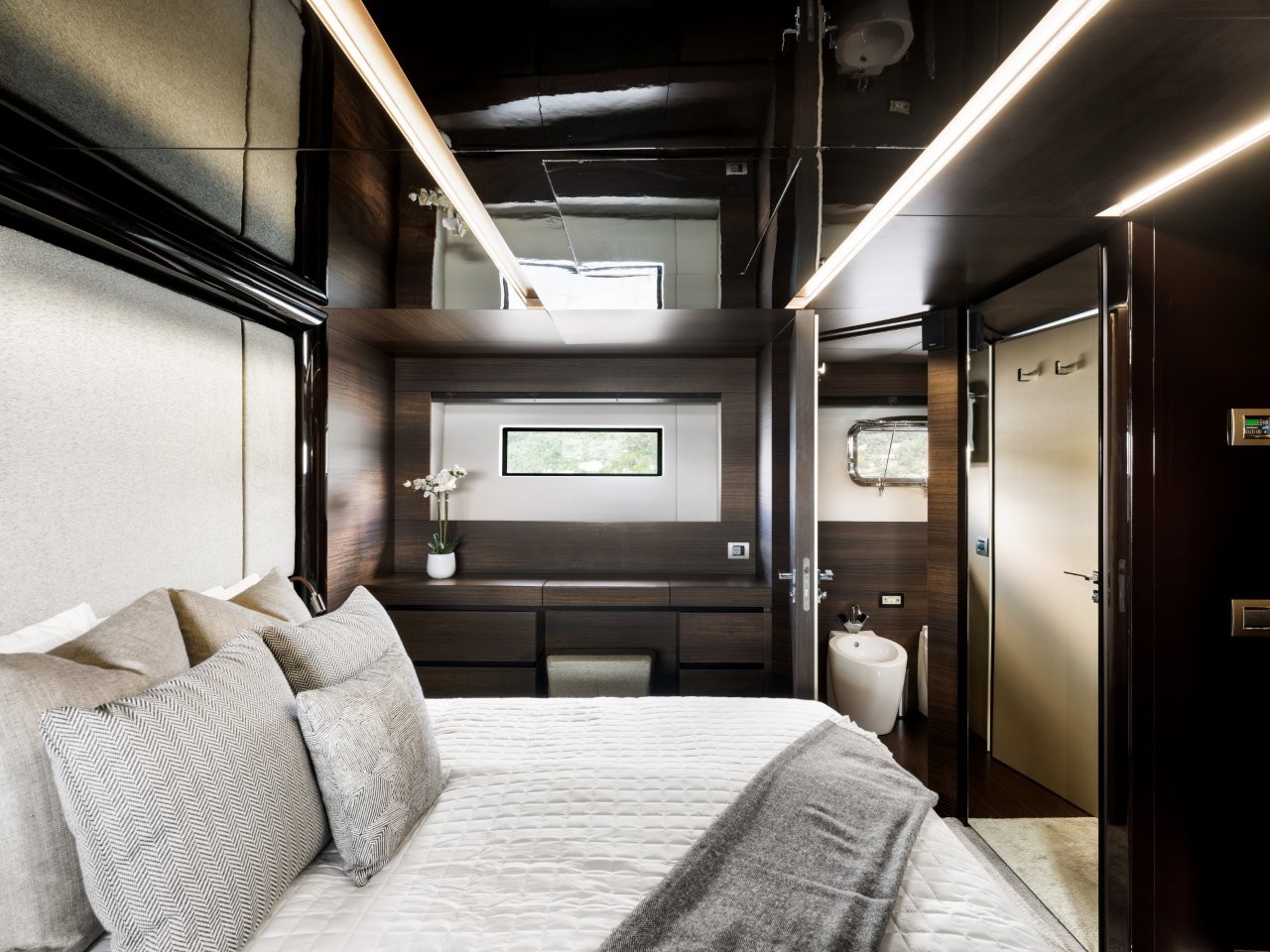 Luxury Stateroom Accommodation - Luxury Charter Yacht - SHADOW Sydney Australia